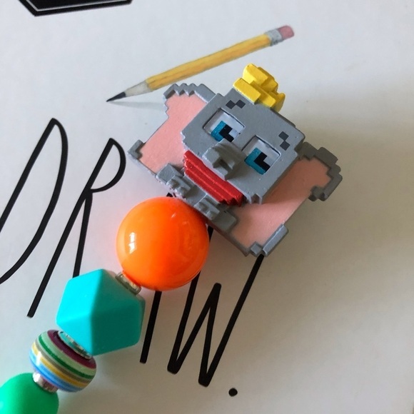 Disney Doorables: Dumbo: Dumbo pixel handmade beaded pen - Picture 1 of 3